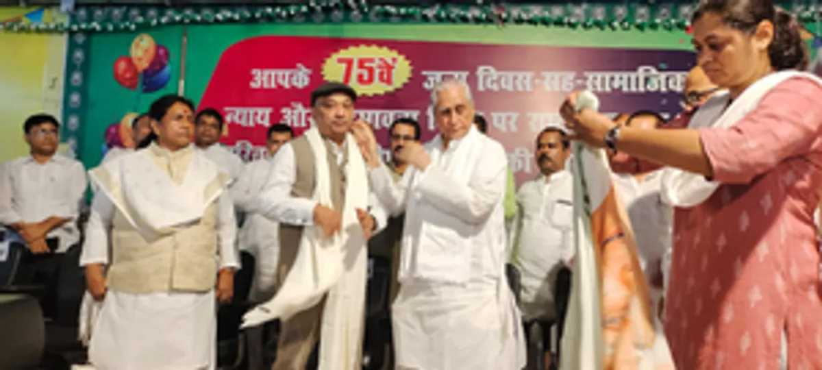 बिहार विधान परिषद की सदस्यता गंवा चुके सुनील सिंह को राजद ने किया सम्मानित बिहार विधान परिषद की सदस्यता गंवा चुके सुनील सिंह को राजद ने किया सम्मानित